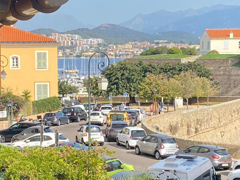 Un tas de voitures garées dans une rue de la ville dans l'établissement Charmant T2 coeur de ville, à Ajaccio