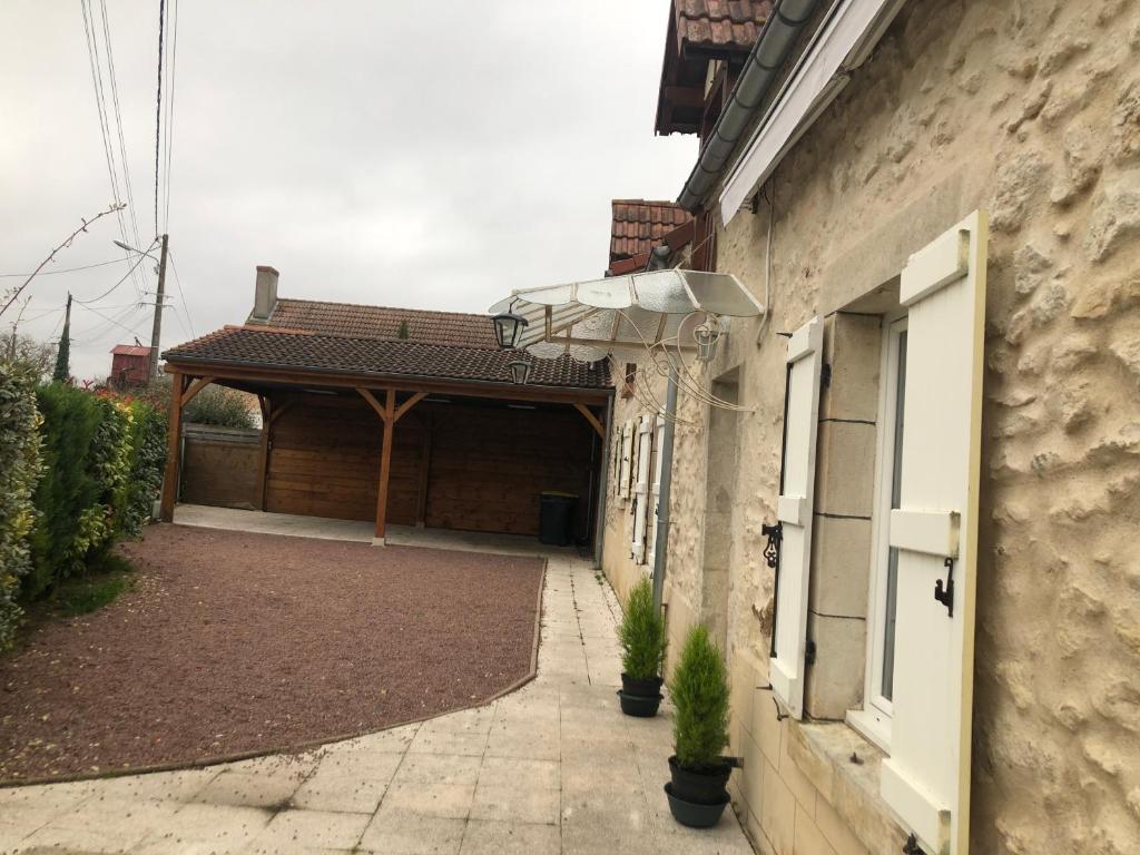 un accès à un bâtiment avec garage dans l'établissement Entre champs et forêt, à Allouis