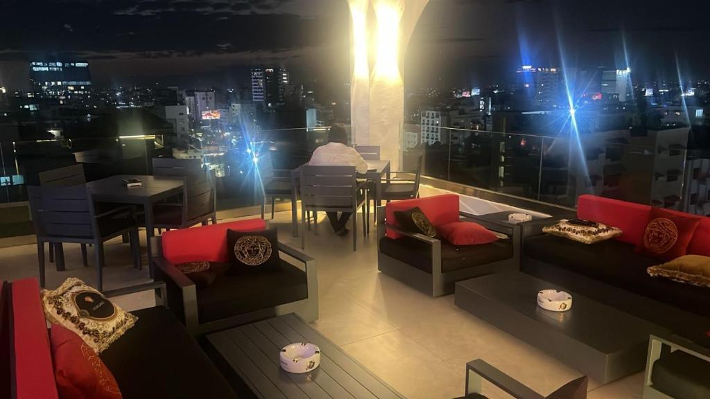 a restaurant with a view of a city at night at Brickell Hotel apto g 08 Santo Domingo Bella Vista in Santo Domingo
