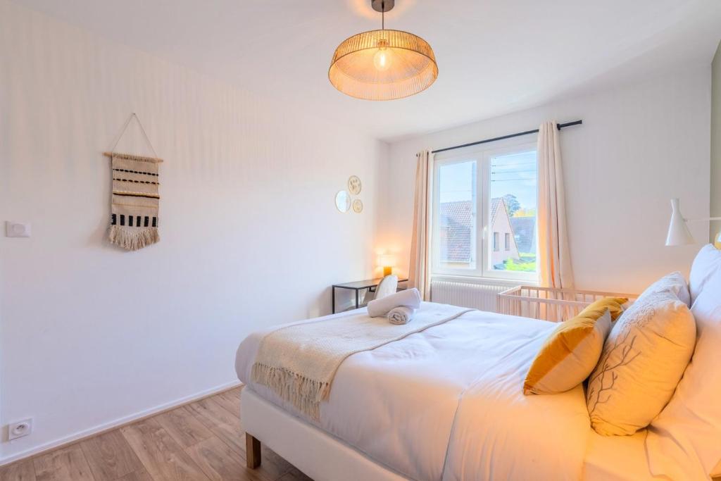Llit o llits en una habitaci&oacute; de 3 bedroom house with garden near Lille + garage