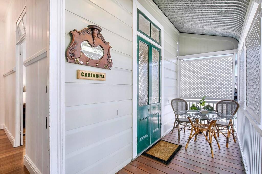 Habitación con puerta y mesa con sillas en Charming heritage house in the heart of the city en Brisbane