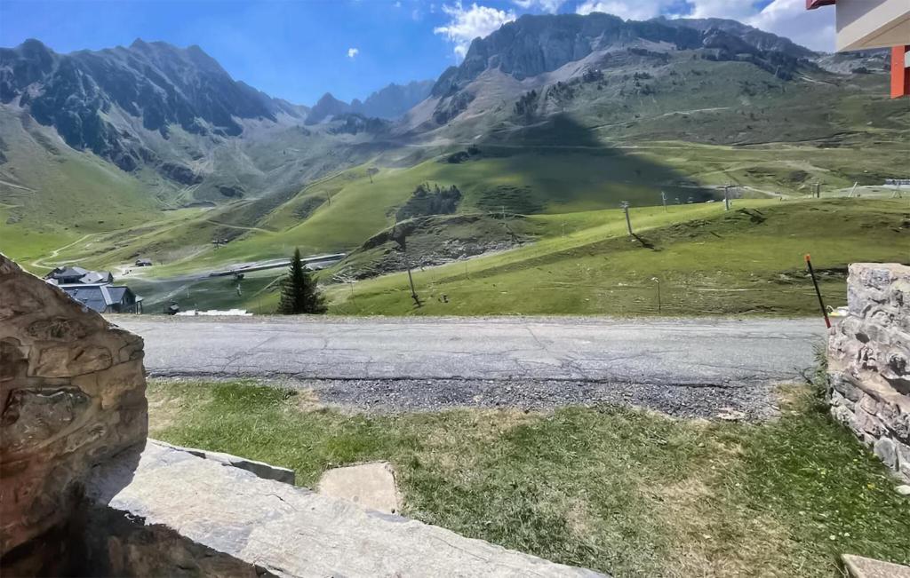 - une vue sur la montagne depuis un mur en pierre dans l'établissement Nice Apartment In Bagnères-De-Bigorre, à Bagnères-de-Bigorre