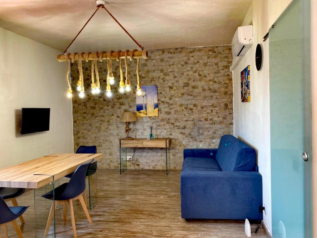 波爾圖波佐的住宿－Casa Mediterraneo Santa Teresa di Gallura，一间配备有蓝椅和桌子的用餐室