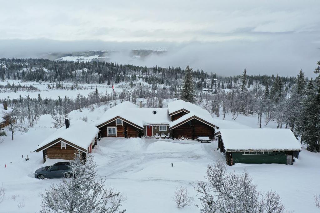 eine Hütte in den schneebedeckten Bergen in der Unterkunft Sletthovdun 151 in Ål