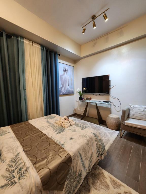 ein Hotelzimmer mit einem Bett und einem TV in der Unterkunft Le Palis Suite 