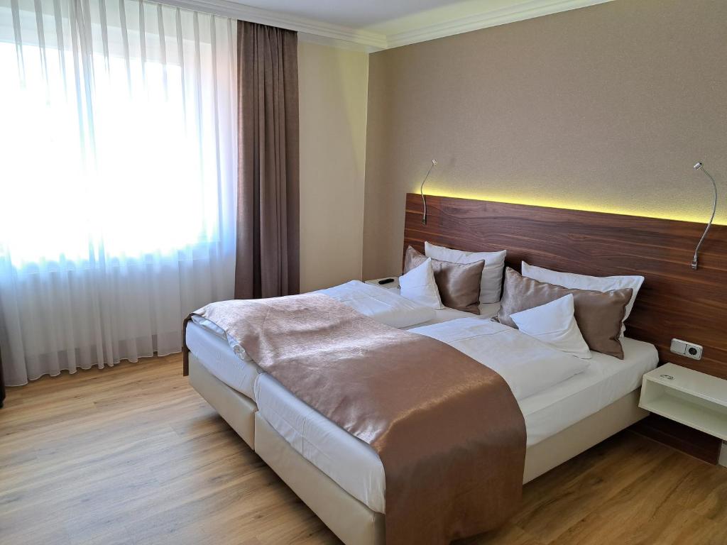 Postel nebo postele na pokoji v ubytování Hotel Heide Kröpke