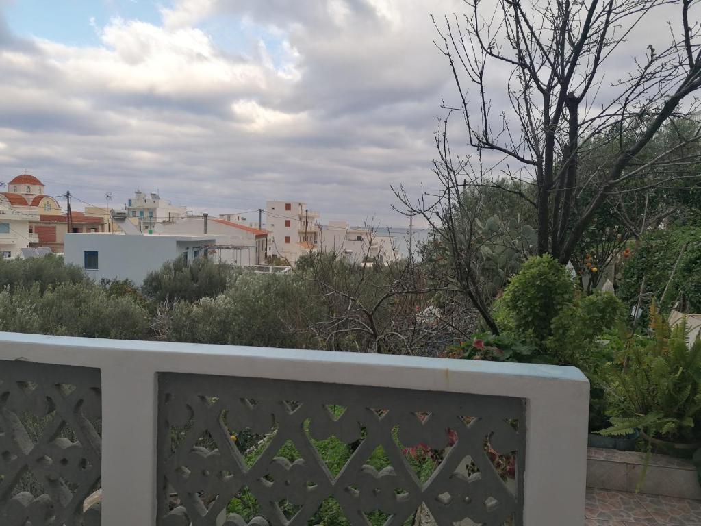 d'un balcon offrant une vue sur la ville. dans l'établissement oasis studio, à Diafani