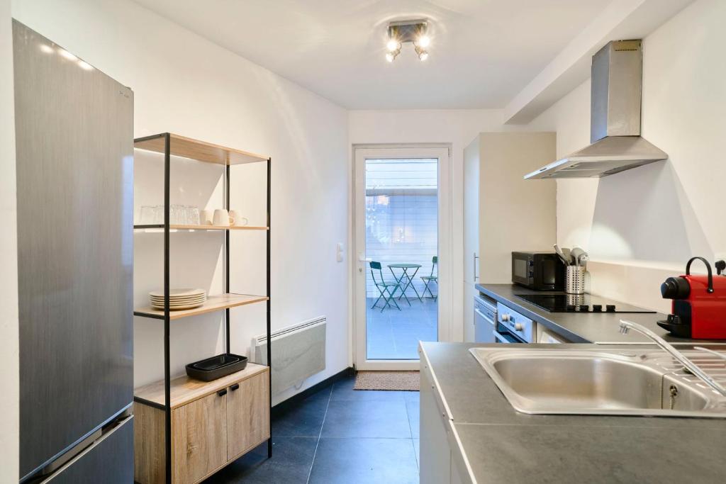 Kuchyňa alebo kuchynka v ubytovaní Renovated 3 bedroom house with terrace
