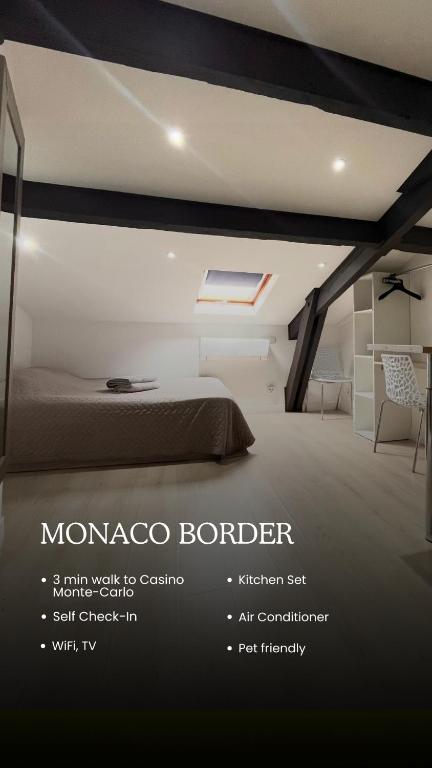 ein Himmelbett im Schlafzimmer in der Unterkunft Cozy studio near Casino Monte-Carlo in Beausoleil