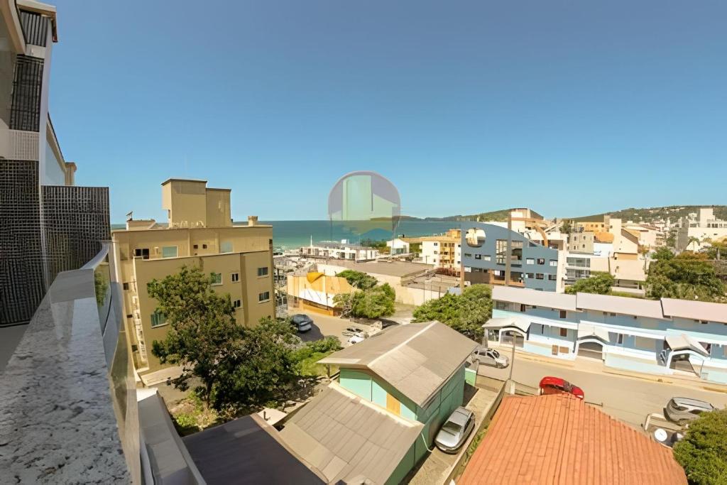 vistas a una ciudad con edificios y al océano en Cobertura com vista mar e excelente localização, en Bombinhas