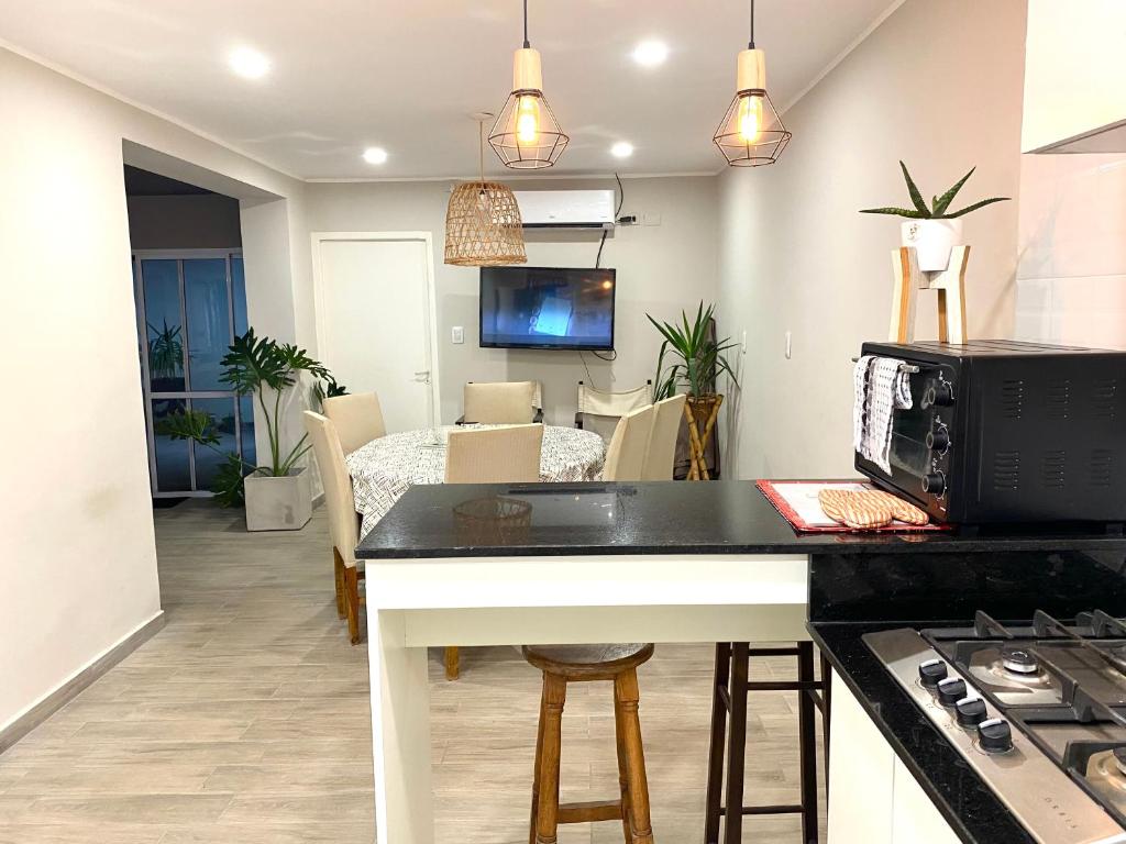 uma cozinha e sala de estar com bancada em Casa botanic, zona centrica, amplio y funcional em Santiago del Estero