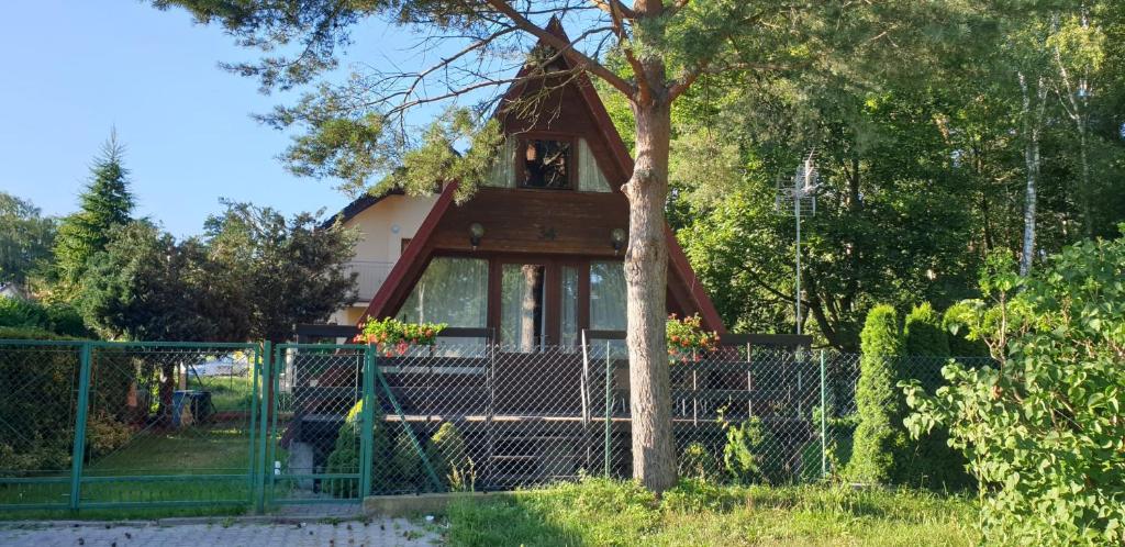 Achter een hek staat een boomhut. bij SOLO in Łukęcin
