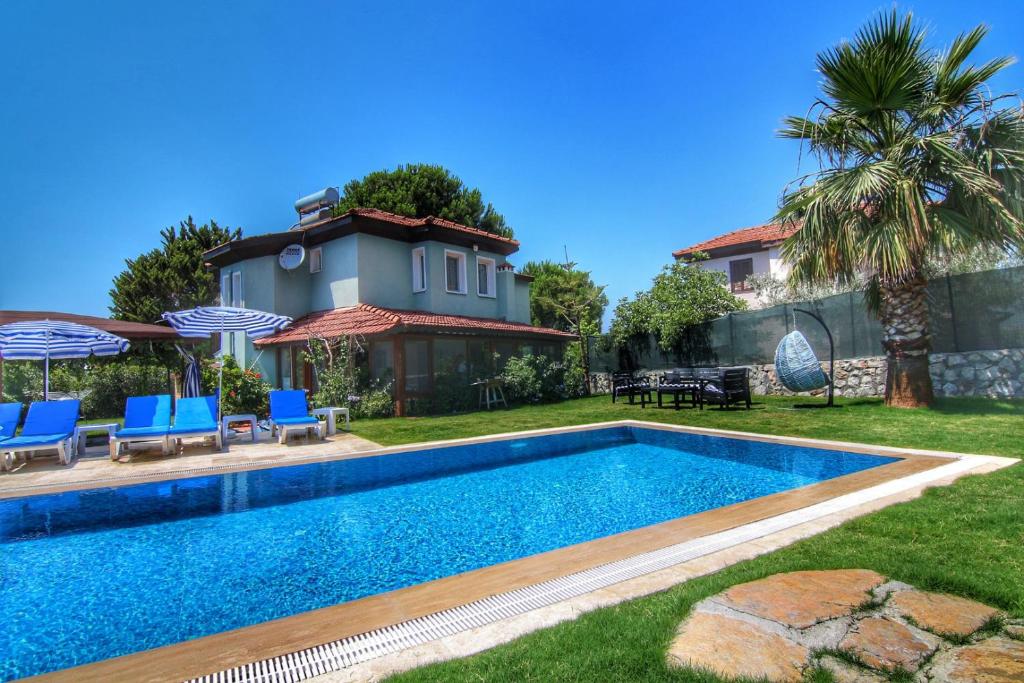 une villa avec une piscine et une maison dans l'établissement Villa Şans, à Fethiye