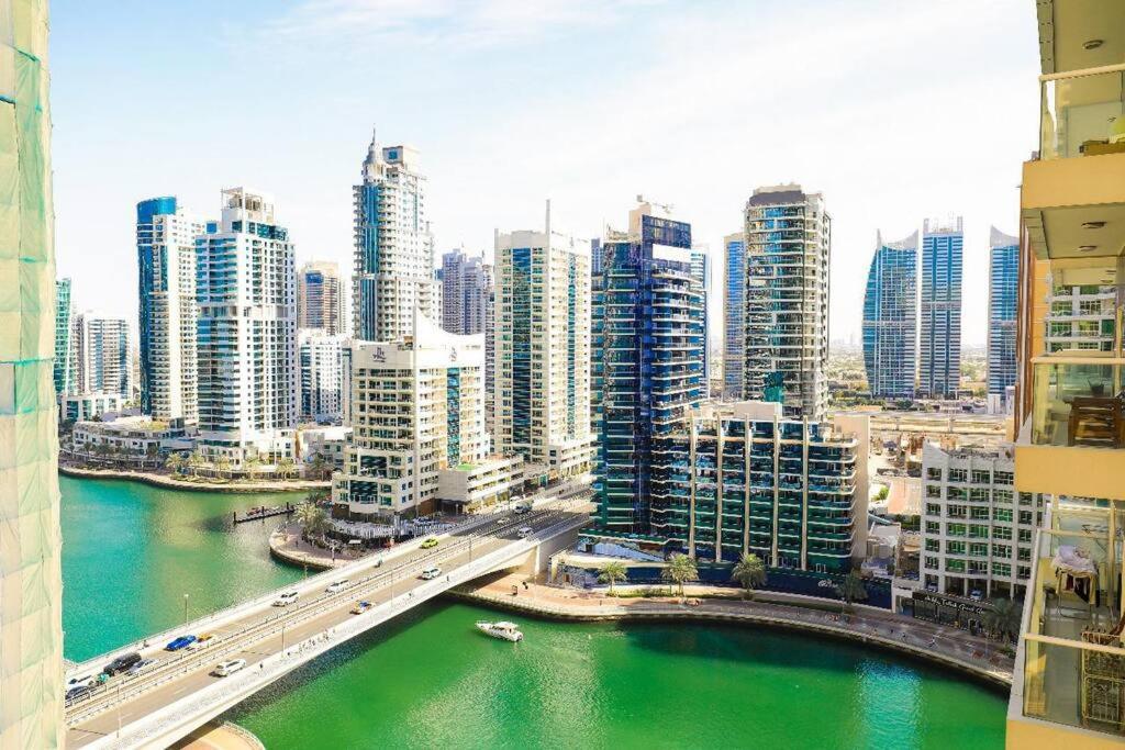 uma vista para uma cidade com um rio e edifícios em 1BR Luxury Apartment close to JBR Beach Marina em Dubai