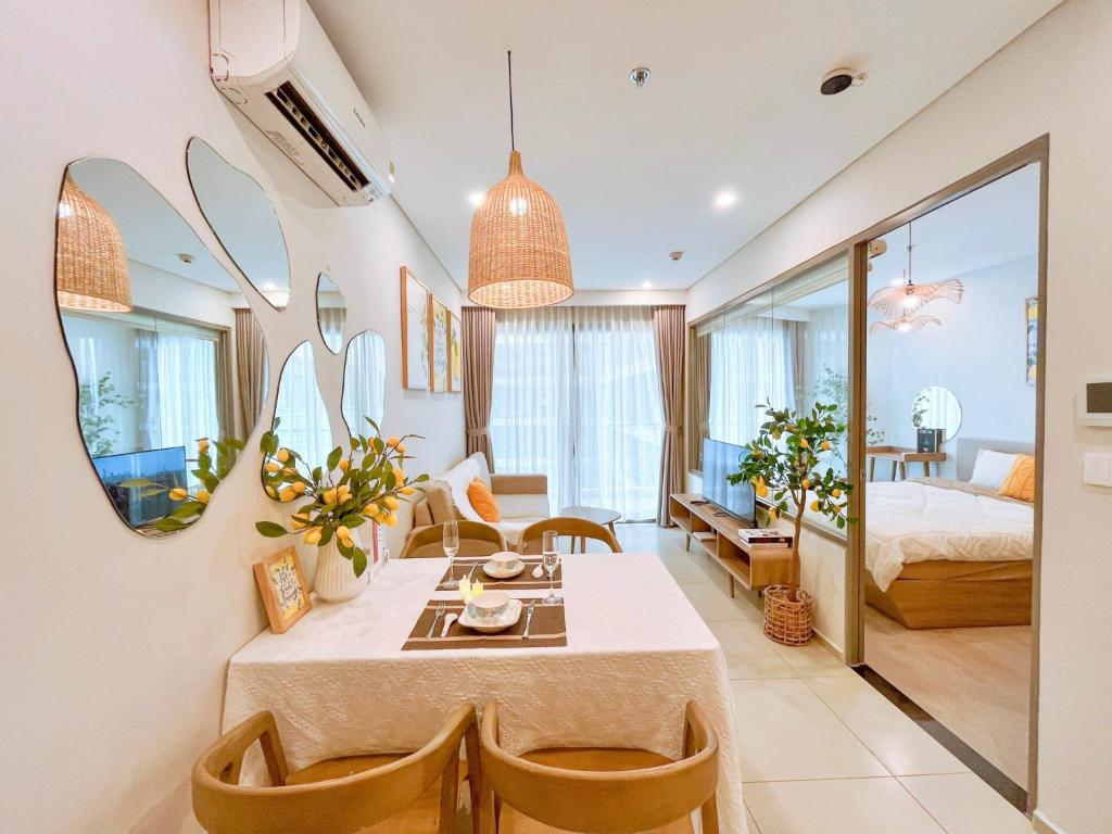 a dining room with a table and a bedroom at Homestay The Sóng căn hộ nghỉ dưỡng tốt nhất năm 2024 in Vung Tau