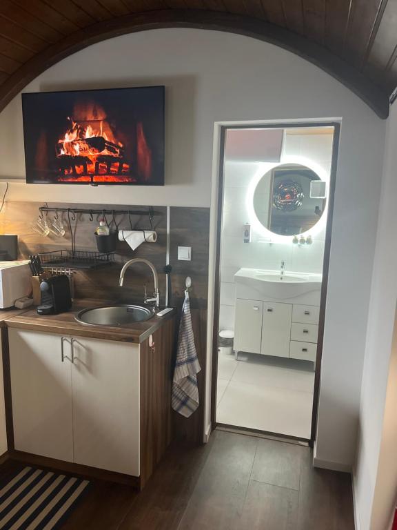 Kuchyň nebo kuchyňský kout v ubytování B-HAUSE zárt parkolóval és jacuzzival