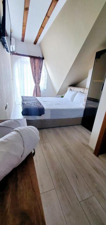 Postel nebo postele na pokoji v ubytování Struga Riverview Hotel