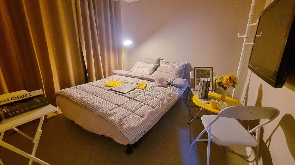 Taereung stay في سول: غرفة نوم صغيرة مع سرير وطاولة ومكتب
