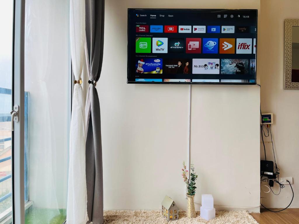 TV a/nebo společenská místnost v ubytování The Elevated Abode - ComfyCosy Studio at The Loop