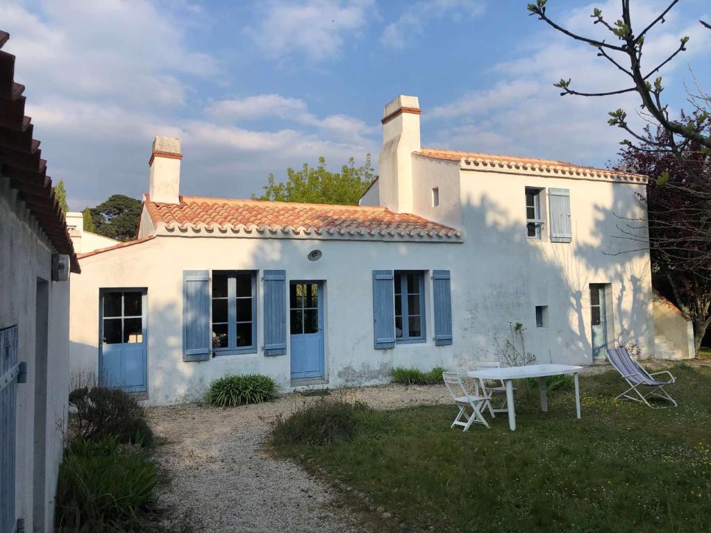 Vonkajšia záhrada v ubytovaní Maison spacieuse 4 pièces, 6 couchages avec jardin privé - 500m des plages - Internet inclus - FR-1-224B-164