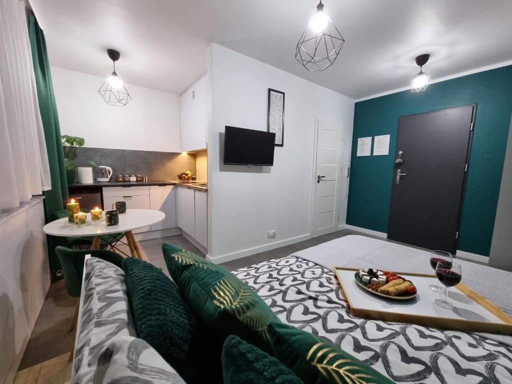 Η κουζίνα ή μικρή κουζίνα στο 13 Kawalerka Szmaragdowa