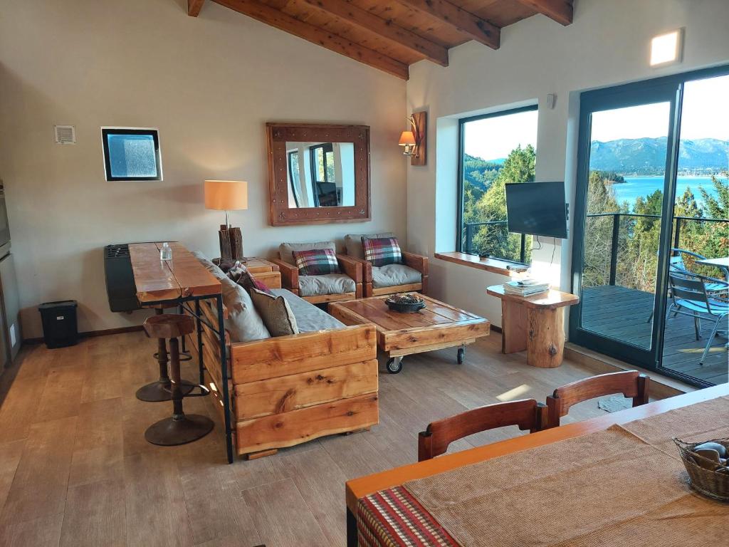 een woonkamer met een bank en een tafel bij Tres Vistas in Bariloche