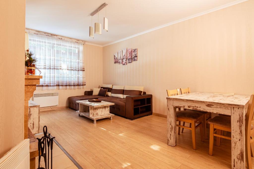 Posezení v ubytování Lake View Apartment