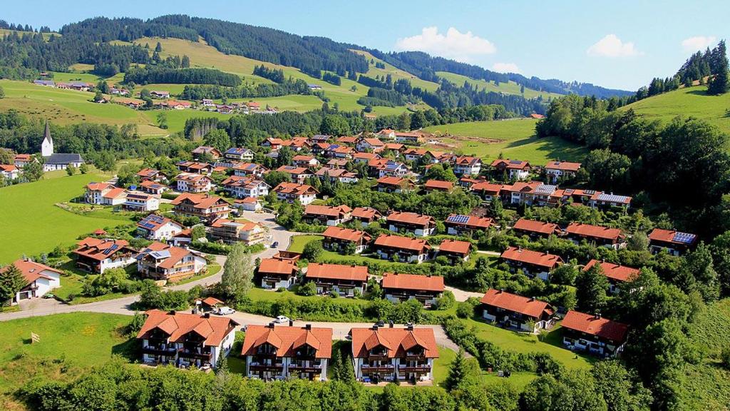 een luchtzicht op een dorp in de heuvels bij Ferienwohnungen im Feriendorf Sonnenhang im Allgäu in Missen-Wilhams