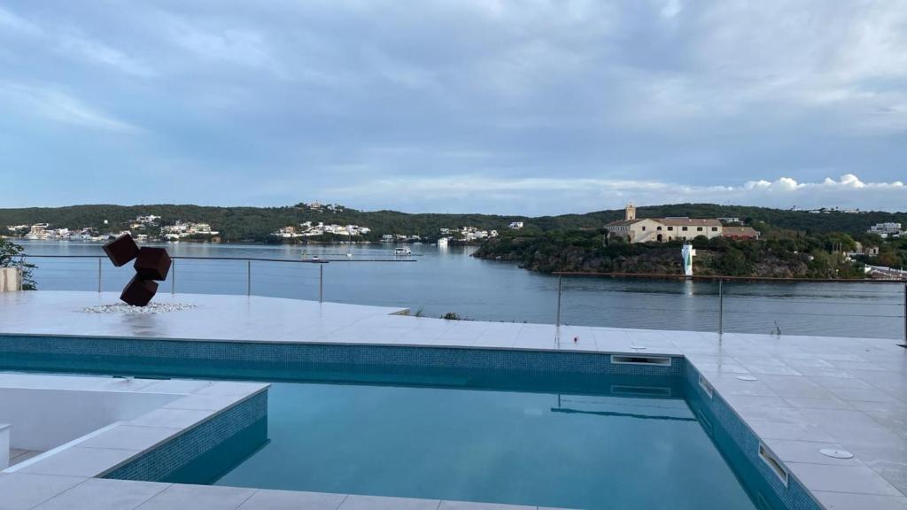 einen Pool mit Flussblick in der Unterkunft Hastinapura, acceso directo al mar in Es Castell