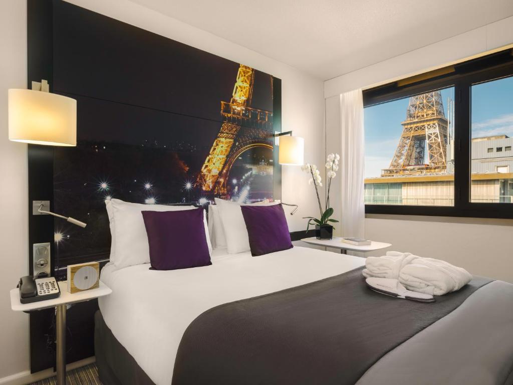 Una cama o camas en una habitación de Mercure Paris Centre Tour Eiffel