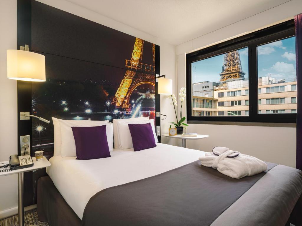Una cama o camas en una habitación de Mercure Paris Centre Tour Eiffel