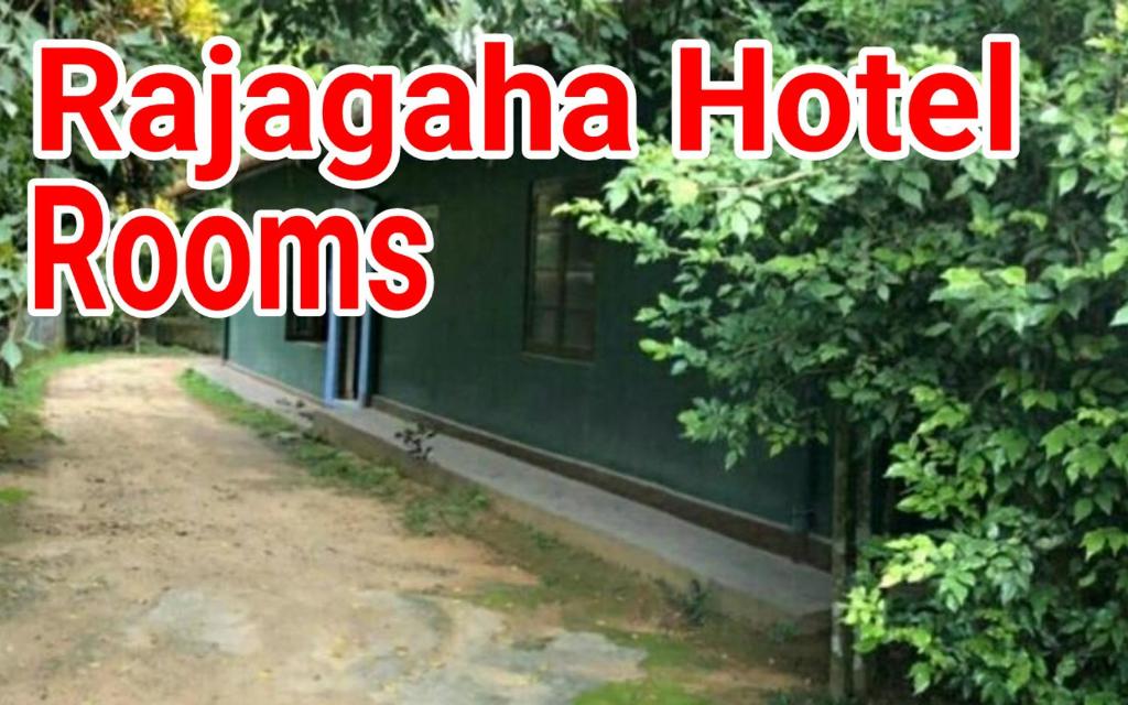 un bâtiment vert avec les mots raigaci hotel rooms dans l'établissement Rajagaha Hotel, à Radawana