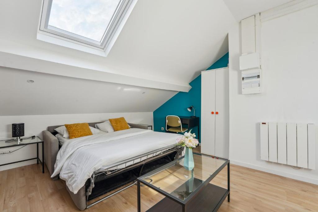 une chambre avec un lit et une table en verre dans l'établissement Budget appart avec parking au centre-ville, à Charleville-Mézières