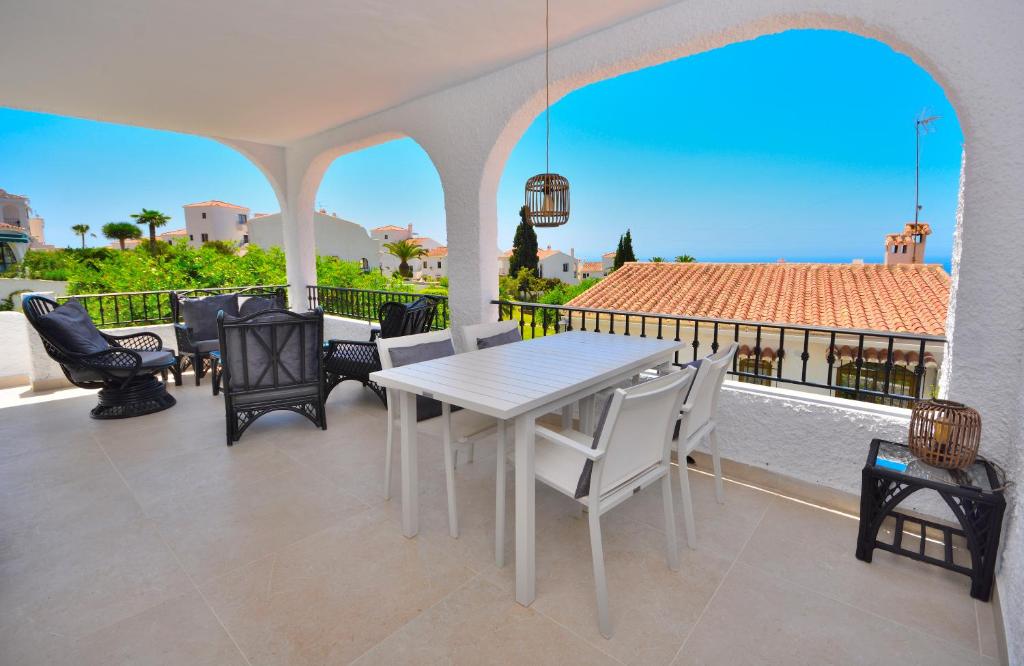 Balkón nebo terasa v ubytování Villa Little Castle Sea&Mountain - villa vistas al mar y piscina privada en Capistrano Village urbanización, Nerja