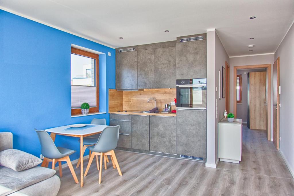 a kitchen with a table and chairs in a room at City-Apparte Exklusiv - direkt am Antonius-Hospital - Stilvoll wohnen im Herzen von Gronau in Gronau