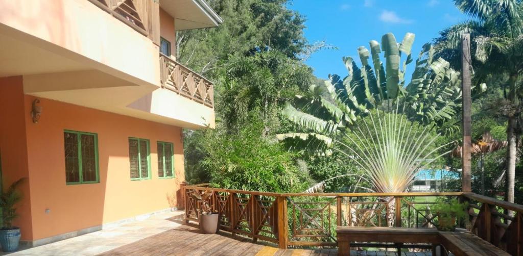 balkon domu z drzewami i roślinami w obiekcie Santa Cruz Escape w mieście Santa Cruz