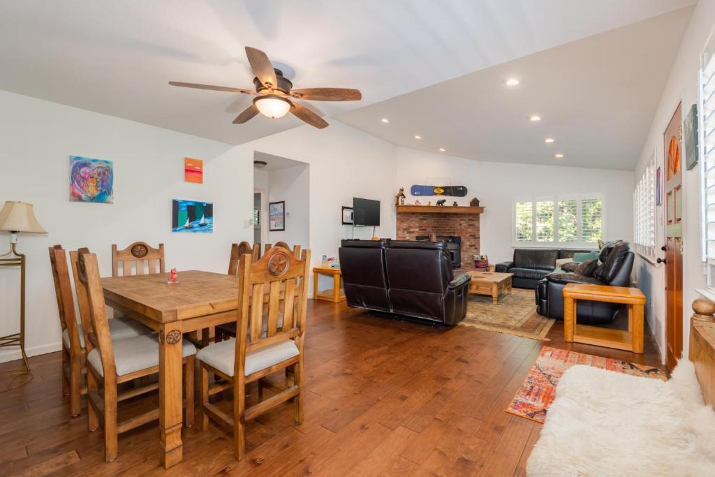 uma sala de jantar e sala de estar com mesa e cadeiras em Huckleberry House em Arnold