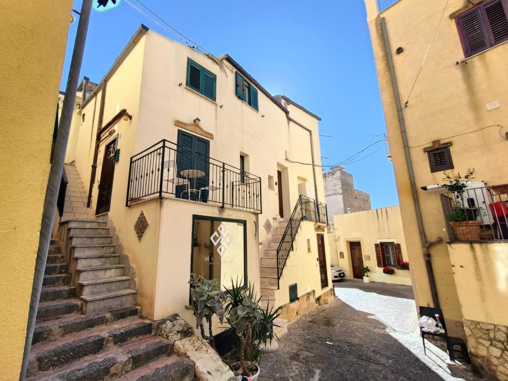 een steeg met trappen naar een gebouw bij MEITHRAS Holiday Homes in Agrigento