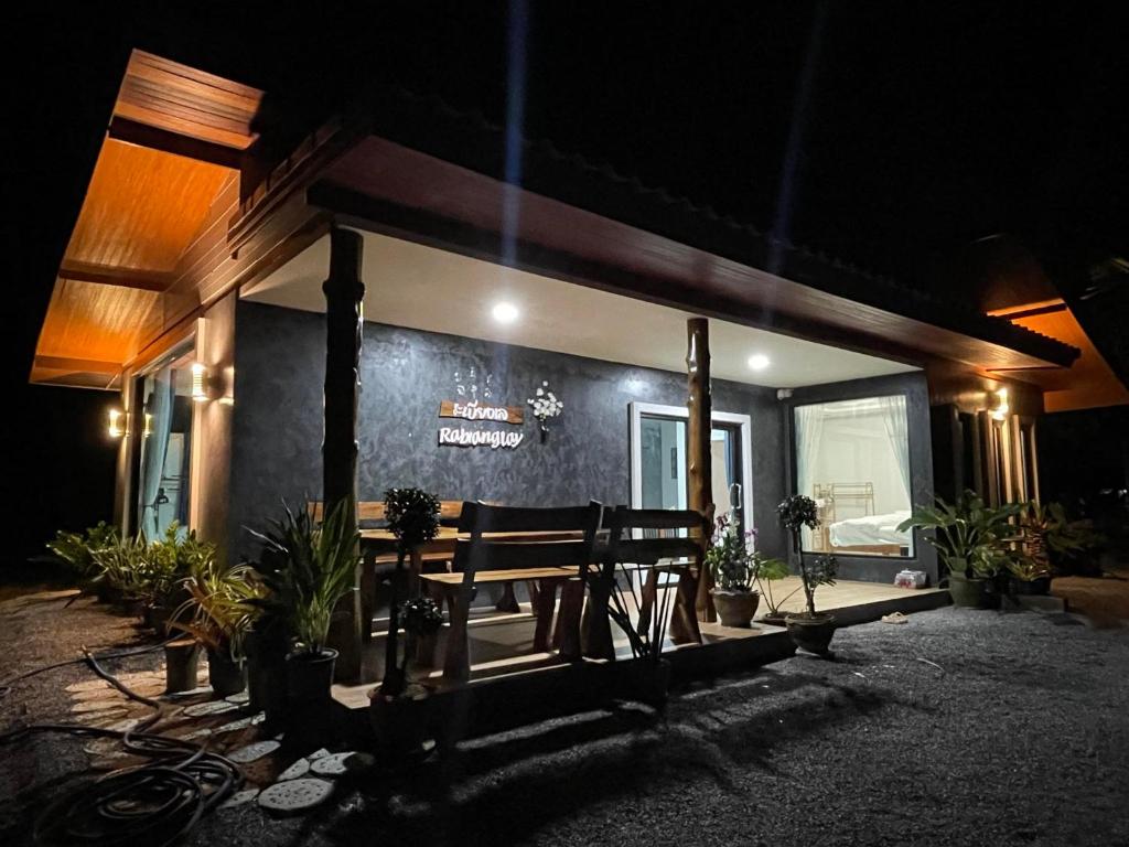 Fotografie z fotogalerie ubytování บ้านระเบียงเลหลังสวน room B v destinaci Ban Hin Sam Kon