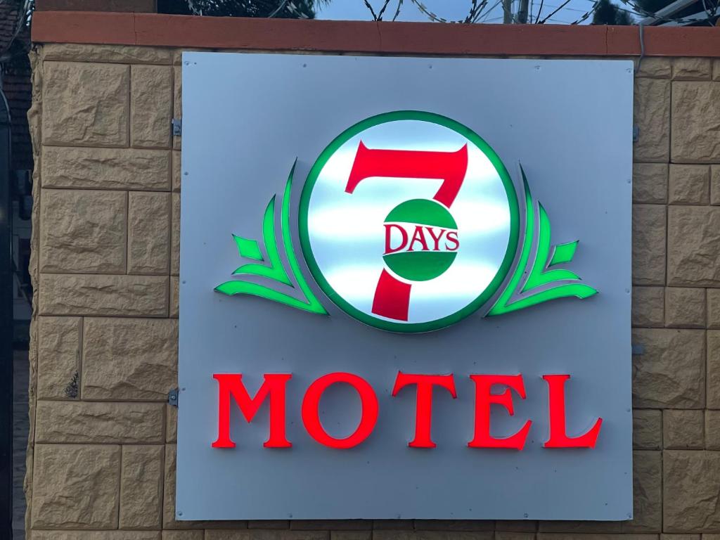 Certifikát, hodnocení, plakát nebo jiný dokument vystavený v ubytování 7 Days Motel Near UN Base