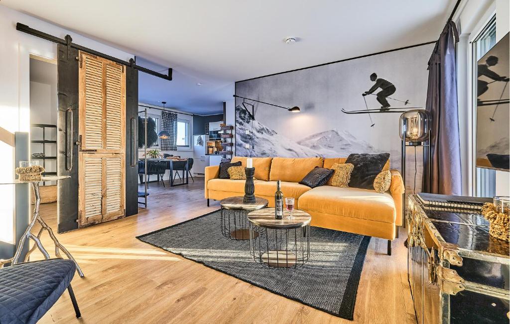 una sala de estar con un sofá y una mesa en Chalet Bellevue, en Winterberg