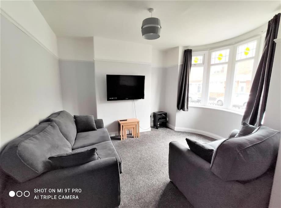 uma sala de estar com um sofá e uma televisão em Convenient 2 bedroom House in Darlington em Darlington