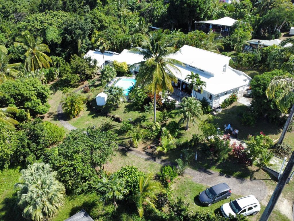 an aerial view of a house with a pool at Le Cottage in Sainte-Rose