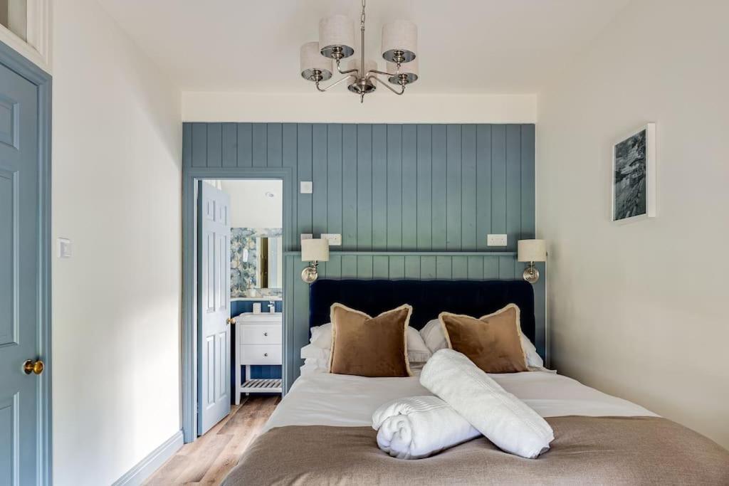 1 dormitorio con 1 cama grande con almohadas blancas en Entire house, private parking, great views, dog friendly en Chester