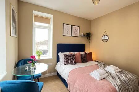 Llit o llits en una habitació de Bright small studio opposite Worthing station by Eagle Owl Property