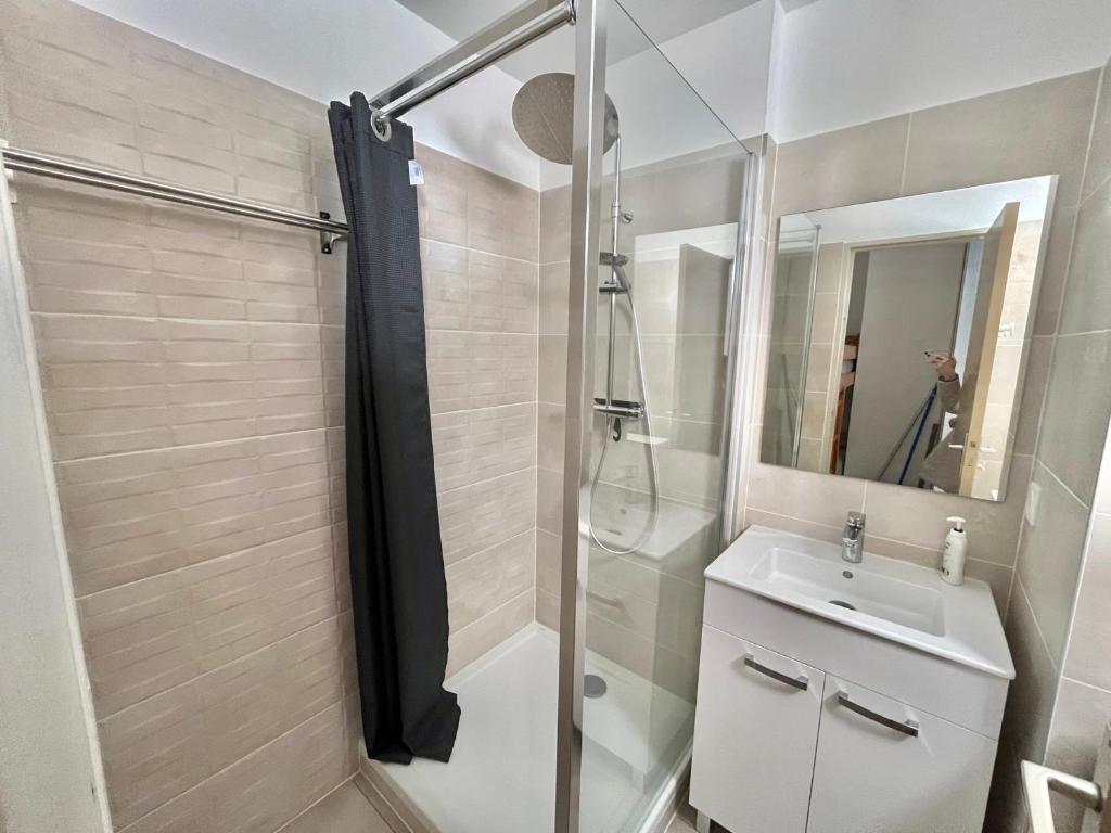 Kúpeľňa v ubytovaní Spacieux appartement avec terrasse, parking privé, et vue sur la mer - FR-1-716-37