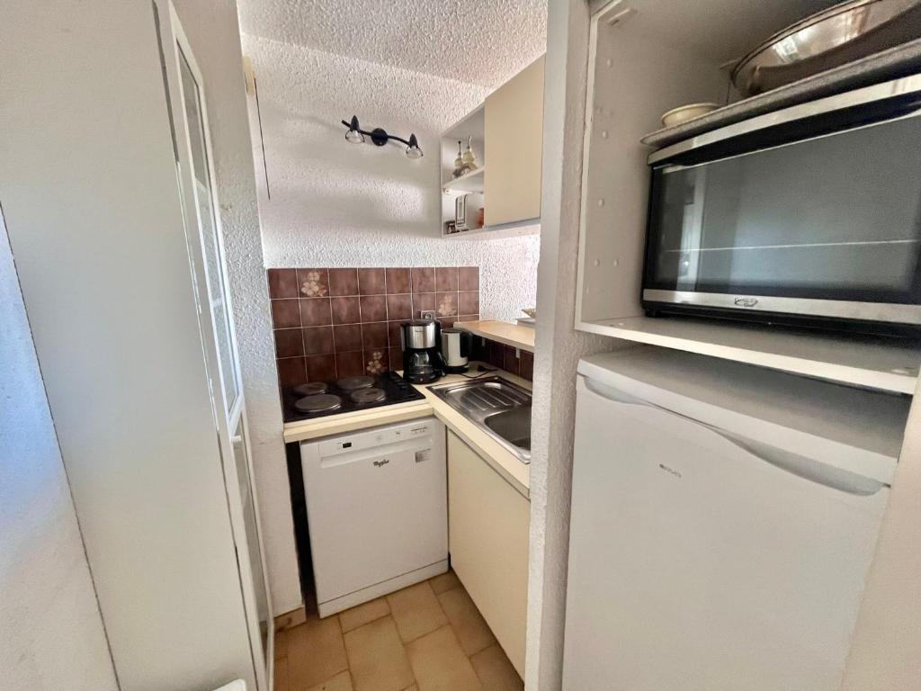 Kuchyňa alebo kuchynka v ubytovaní Spacieux appartement avec terrasse, parking privé, et vue sur la mer - FR-1-716-37