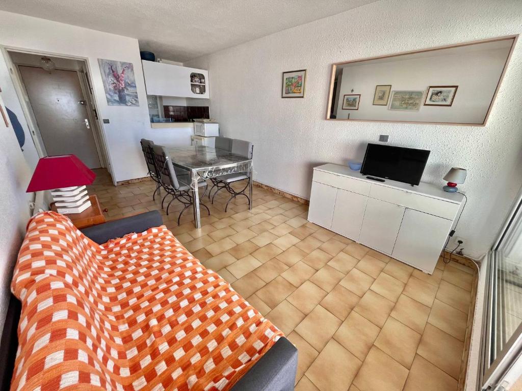 Televízia a/alebo spoločenská miestnosť v ubytovaní Spacieux appartement avec terrasse, parking privé, et vue sur la mer - FR-1-716-37