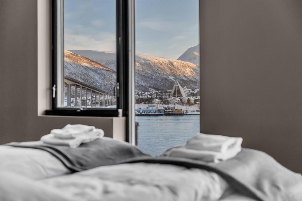una ventana con vistas a una masa de agua en Vervet - Seaview Apartment, en Tromsø