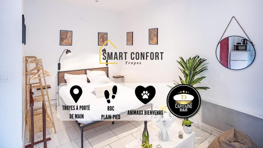 - une chambre avec un lit et un panneau mural dans l'établissement Smart Confort 3 - Studio confort et stylé, à Troyes